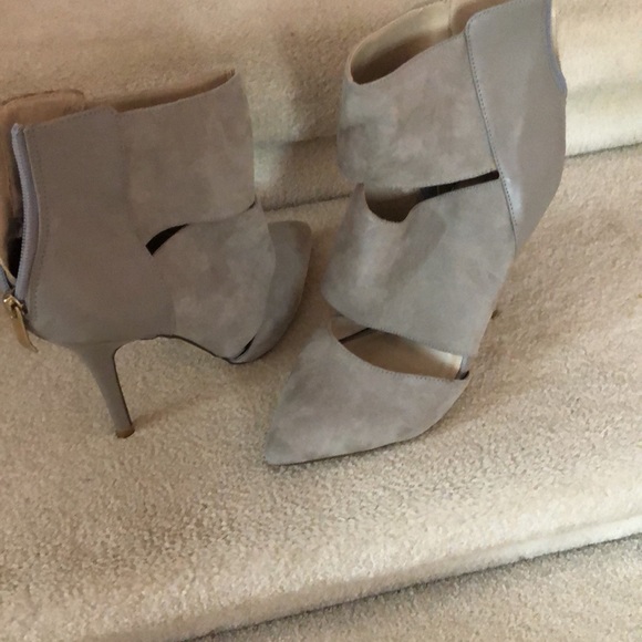 Gorgeous pair of grey/taupe dress shoes. Ladies 8. - Picture 5 of 9